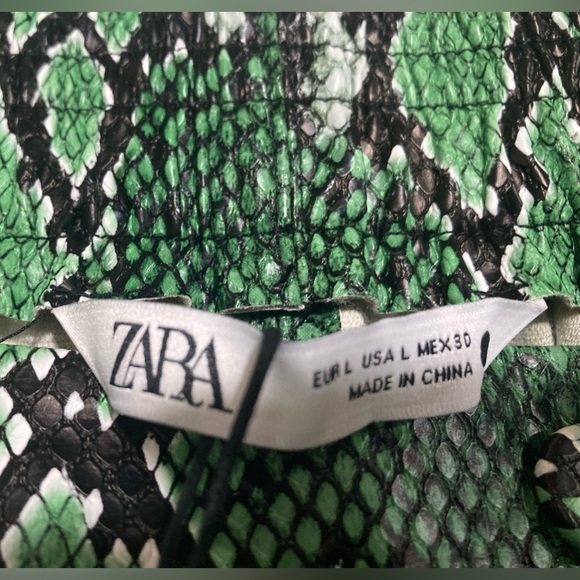 BEAUTIFUL ZARA GREEN VEGAN LEATHER SNAKE PRINT BUTTON DOWN A-LINE SKIRT LG NWT - Picture 6 of 9